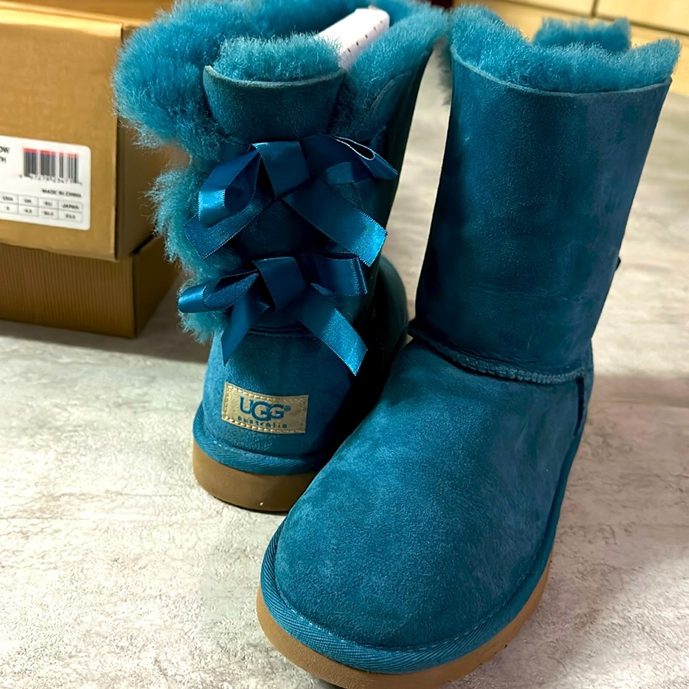 Brand new blue ugg boots, never worn. Size 5